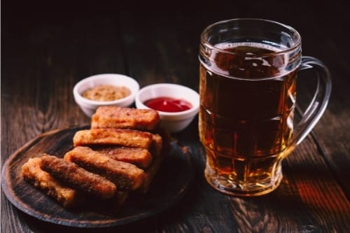 plate of food and beer served by as server with Illinois bartender license