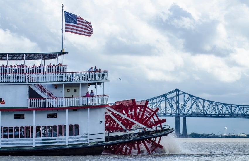 river boat on the Mississippi river